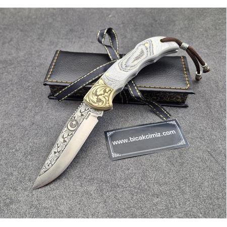 El Yapımı Kilitli Kompakt Verzalit Kabze Pirinç Balçak Gravürlü N690 Çelik Çakı Hm485